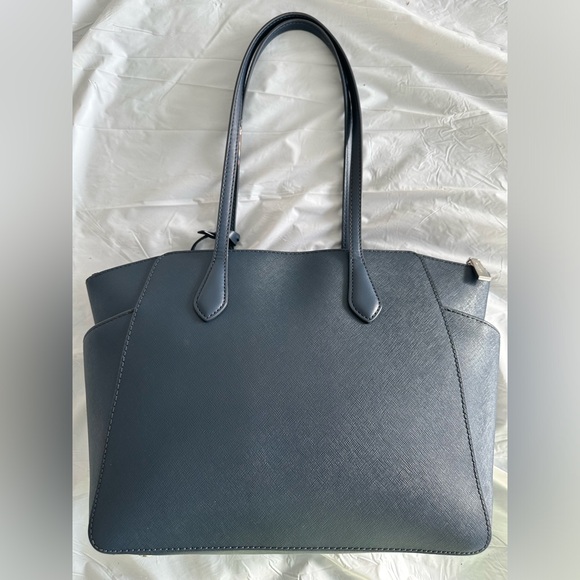 Michael Kors Tote. - Picture 5 of 5